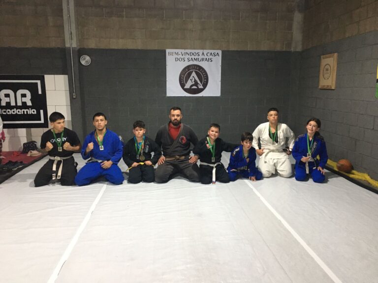 Alunos atletas da Alfa Jiu Jitsu Litoral que competiram em PoA